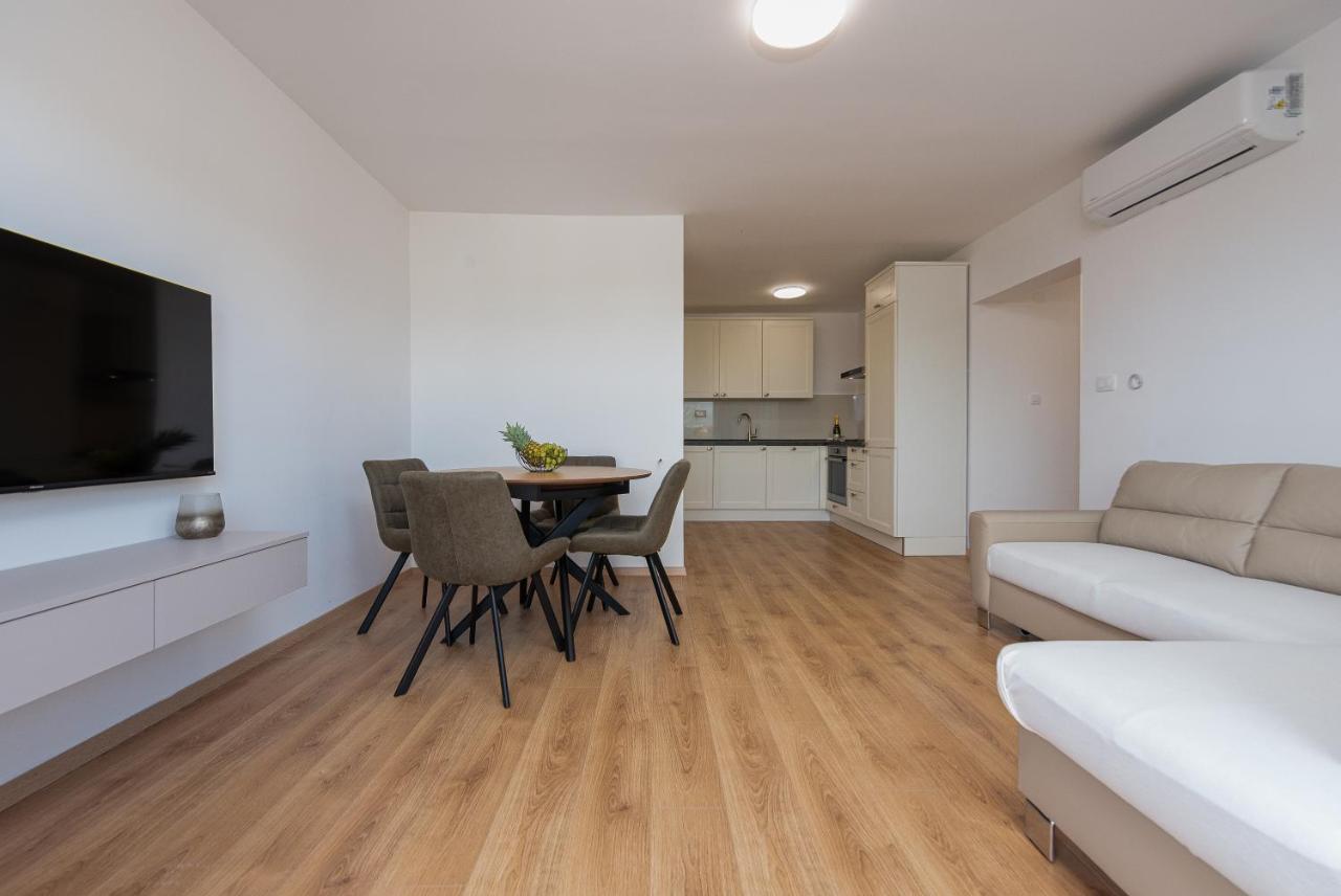 Apartment & Niko *